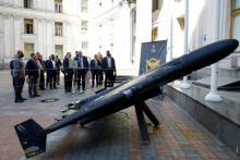 Rusk&yacute; kamikadze dron Geran vystaven&yacute; v Kyjeve. FOTO: Reuters