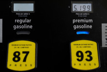 Ceny pal&iacute;v na čerpacej stanici v sieti Costco store v americkom meste Niles z 8. apr&iacute;la 2026. FOTO: TASR/AP