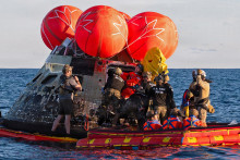 Astronaut NASA Reid Wiseman, veliteľ misie Artemis II, op&uacute;&scaron;ťa modul pos&aacute;dky Orion, aby sa pripojil k ďal&scaron;&iacute;m trom členom pos&aacute;dky v rafte v Tichom oce&aacute;ne 10. apr&iacute;la.