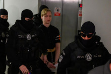 Na sn&iacute;mke Samuel Stra&scaron;ko prich&aacute;dza v sprievode eskorty do pojedn&aacute;vacej miestnosti na &Scaron;pecializovanom trestnom s&uacute;de v Pezinku v pondelok 13. apr&iacute;la 2026. 

FOTO: TASR/Jaroslav Nov&aacute;k