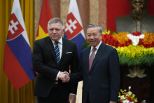 Slovensk&yacute; priem&eacute;r Robert Fico a vietnamsk&yacute; gener&aacute;lny tajomn&iacute;k Komunistickej strany a prezident To Lam. FOTO: TASR/AP