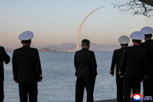 Severok&oacute;rejsk&yacute; vodca Kim Čong-un pozoruje testovanie strategick&yacute;ch riaden&yacute;ch striel a protilodn&yacute;ch rakiet z torp&eacute;doborca ​​Čoe Hjon. FOTO: Reuters/KCNA