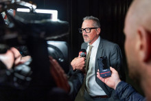 KK20 Sion - Christian Delaloye, pr&aacute;vnik starostu mesta Crans-Montana, hovor&iacute; s novin&aacute;rmi pred pojedn&aacute;van&iacute;m vo &scaron;vajčiarskom meste Sion 13. apr&iacute;la 2026. FOTO: TASR/AP