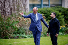 Nemeck&yacute; kancel&aacute;r Friedrich Merz v&iacute;ta ukrajinsk&eacute;ho prezidenta Volodymyra Zelensk&eacute;ho. FOTO: Reuters