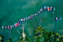 Ryb&aacute;rske domčeky na koloch vytv&aacute;raj&uacute; nad hladinou jazera hust&uacute; sieť m&oacute;l, ktor&aacute; dnes sl&uacute;ži ako vyhľad&aacute;van&yacute; fotopoint. FOTO: Shutterstock