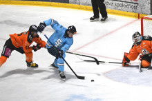 Na sn&iacute;mke zľava Patrik Lamper (Ko&scaron;ice) a Eduard &Scaron;imun (Slovan) v &scaron;iestom semifin&aacute;lovom stretnut&iacute; play off hokejovej Tipsport ligy HC Ko&scaron;ice - HC Slovan Bratislava 14. marca 2026 v Ko&scaron;iciach. FOTO: TASR/Franti&scaron;ek Iv&aacute;n