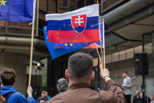 Na sn&iacute;mke ľudia na opozičnom proteste organizovanom hnut&iacute;m Progres&iacute;vne Slovensko v Prahe proti z&aacute;meru slovenskej vl&aacute;dy zru&scaron;iť kore&scaron;pondenčn&uacute; voľbu zo zahraničia. Praha, 14. apr&iacute;la 2026. FOTO: TASR/Barbora Vizv&aacute;ryov&aacute;
