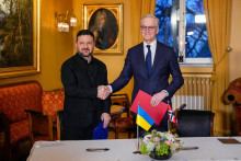 N&oacute;rsky premi&eacute;r Jonas Gahr St&ouml;re
(vpravo) si vymieňa podp&iacute;san&eacute; dokumenty s ukrajinsk&yacute;m prezidentom Volodymyrom Zelensk&yacute;m počas ich stretnutia v Osle 14. apr&iacute;la 2026. FOTO: TASR/AP