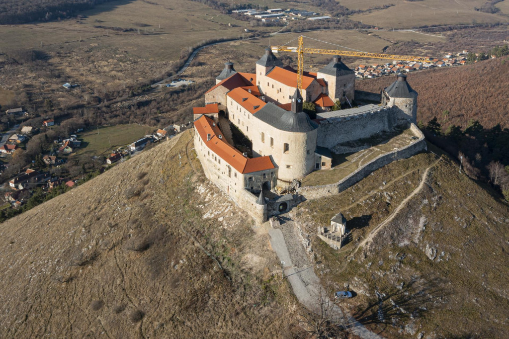 Na leteckej sn&iacute;mke z dronu z 23. novembra 2021 hrad Kr&aacute;sna H&ocirc;rka v rekon&scaron;trukcii po požiari.

FOTO: TASR/Michal Sv&iacute;tok