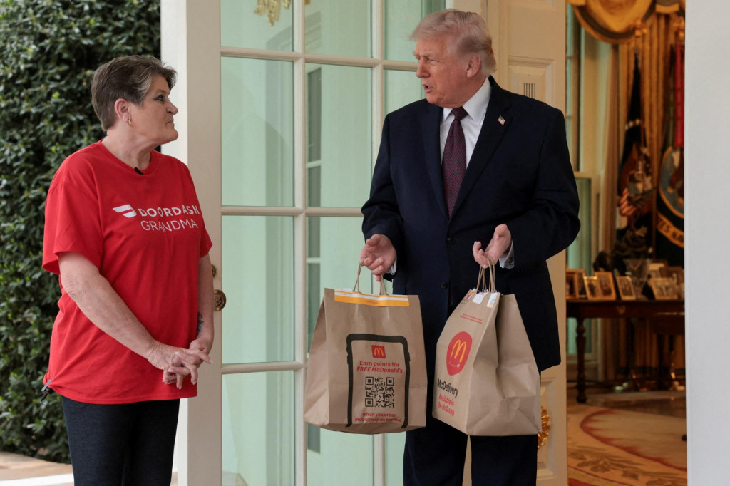 Americk&yacute; prezident Donald Trump si prevzal od kuri&eacute;rky McDonald&lsquo;s. FOTO: REUTERS