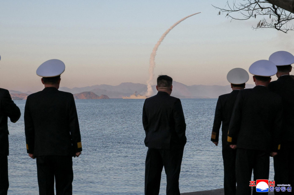Severok&oacute;rejsk&yacute; vodca Kim Čong-un pozoruje testovanie strategick&yacute;ch riaden&yacute;ch striel a protilodn&yacute;ch rakiet z torp&eacute;doborca ​​Čoe Hjon. FOTO: Reuters/KCNA