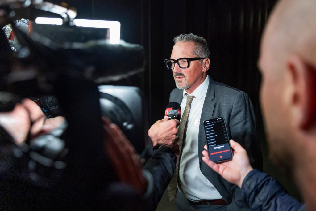 KK20 Sion - Christian Delaloye, pr&aacute;vnik starostu mesta Crans-Montana, hovor&iacute; s novin&aacute;rmi pred pojedn&aacute;van&iacute;m vo &scaron;vajčiarskom meste Sion 13. apr&iacute;la 2026. FOTO: TASR/AP