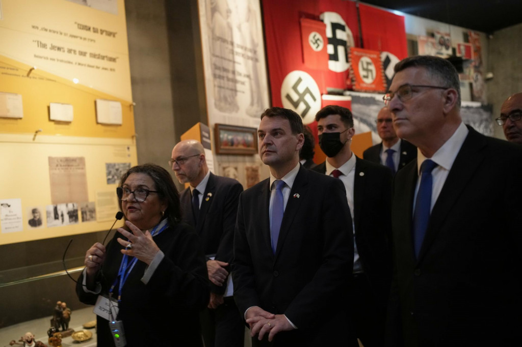 Izraelsk&yacute; minister zahraničn&yacute;ch vec&iacute; Gideon Saar (vpravo) a česk&yacute; minister zahraničn&yacute;ch vec&iacute; Petr Macinka (uprostred) si prezeraj&uacute; are&aacute;l pam&auml;tn&iacute;ka holokaustu Jad va-&scaron;em v Jeruzaleme v utorok 14. apr&iacute;la 2026. FOTO: TASR/AP