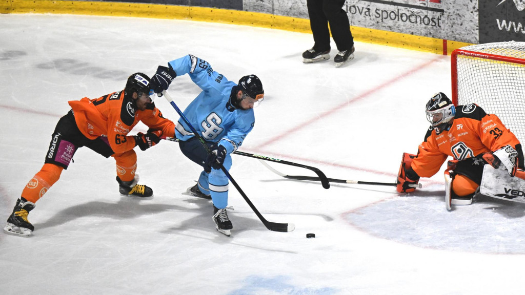 Na sn&iacute;mke zľava Patrik Lamper (Ko&scaron;ice) a Eduard &Scaron;imun (Slovan) v &scaron;iestom semifin&aacute;lovom stretnut&iacute; play off hokejovej Tipsport ligy HC Ko&scaron;ice - HC Slovan Bratislava 14. marca 2026 v Ko&scaron;iciach. FOTO: TASR/Franti&scaron;ek Iv&aacute;n