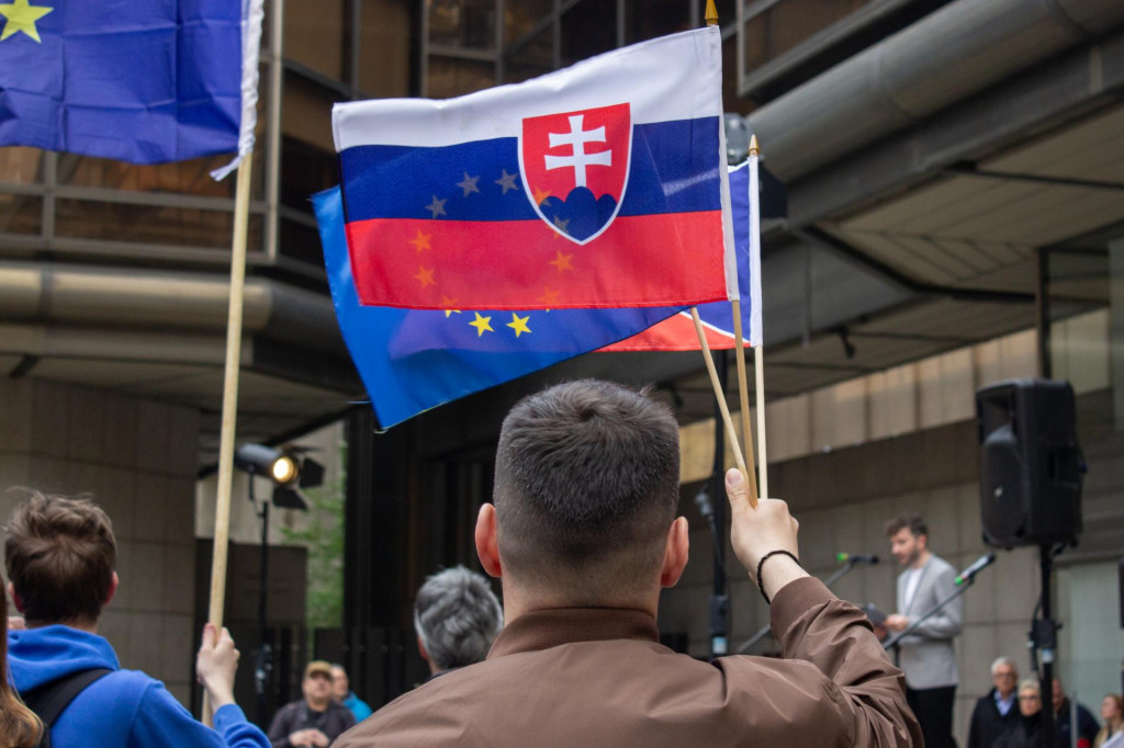 Na sn&iacute;mke ľudia na opozičnom proteste organizovanom hnut&iacute;m Progres&iacute;vne Slovensko v Prahe proti z&aacute;meru slovenskej vl&aacute;dy zru&scaron;iť kore&scaron;pondenčn&uacute; voľbu zo zahraničia. Praha, 14. apr&iacute;la 2026. FOTO: TASR/Barbora Vizv&aacute;ryov&aacute;
