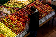 Svetov&yacute; trh s potravinami prin&aacute;&scaron;a pochm&uacute;rne novinky. FOTO: Reuters
