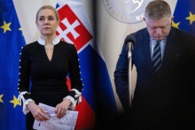 Na sn&iacute;mke ministerka hospod&aacute;rstva Denisa Sakov&aacute; a predseda vl&aacute;dy Robert Fico. FOTO: TASR/Jakub Kotian