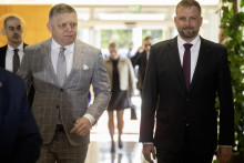 Na sn&iacute;mke zľava premi&eacute;r Robert Fico a minister zdravotn&iacute;cva Kamil &Scaron;a&scaron;ko. FOTO: TASR/Martin Baumann