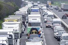 Na sn&iacute;mke z&aacute;pcha na diaľnici D1 smerom zo Senca na Bratislavu v piatok 10. apr&iacute;la 2026 z viaduktu Chorv&aacute;tsky Grob - Bernol&aacute;kovo. FOTO: TASR/Martin Baumann