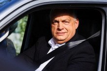 Viktor Orb&aacute;n odch&aacute;dza z volebnej miestnosti v Budape&scaron;ti, kde 12. apr&iacute;la odovzdal svoj volebn&yacute; hlas.