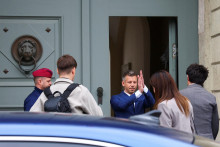 P&eacute;ter Magyar pri pr&iacute;chode na stretnutie s maďarsk&yacute;m prezidentom Tam&aacute;som Sulyokom. FOTO: Reuters