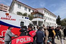 Pr&iacute;slu&scaron;n&iacute;ci bezpečnostn&yacute;ch a z&aacute;chrann&yacute;ch zložiek stoja pred strednou &scaron;kolou, kde do&scaron;lo k streľbe v tureckej provincii Kahramanmara&scaron;. FOTO: TASR/AP
