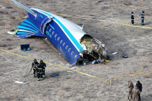Pohľad z dronu ukazuje n&uacute;dzov&yacute;ch &scaron;pecialistov pracuj&uacute;cich na mieste hav&aacute;rie osobn&eacute;ho lietadla Azerbajdžansk&yacute;ch aerol&iacute;ni&iacute; neďaleko mesta Aktau v Kazachstane. FOTO: Reuters
