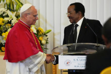 Kamerunsk&yacute; prezident Paul Biya (vpravo) a p&aacute;pež Lev XIV. si pod&aacute;vaj&uacute; ruky počas stretnutia s predstaviteľmi &scaron;t&aacute;tnej spr&aacute;vy, občianskej spoločnosti a diplomatick&eacute;ho zboru v hlavnom meste Kamerunu Yaound&eacute;. FOTO: TASR/AP