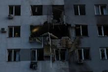 Bytov&yacute; dom zasiahnut&yacute; &uacute;tokom rusk&eacute;ho dronu v Odese. FOTO: Reuters
