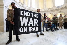 Americk&iacute; vojnov&iacute; veter&aacute;ni a pr&iacute;buzn&iacute; vojakov 20. apr&iacute;la protestovali proti vojne v Ir&aacute;ne priamo vo washingtonskom Kapitole.  FOTO: Reuters