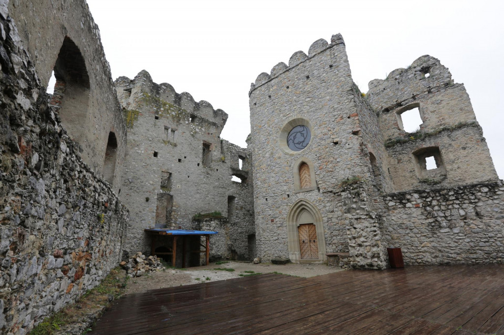 Na hrade Beckov nain&scaron;taluj&uacute; star&yacute; nepouž&iacute;van&yacute; klav&iacute;r, hrať na ňom bude vietor. FOTO: Peter Mayer