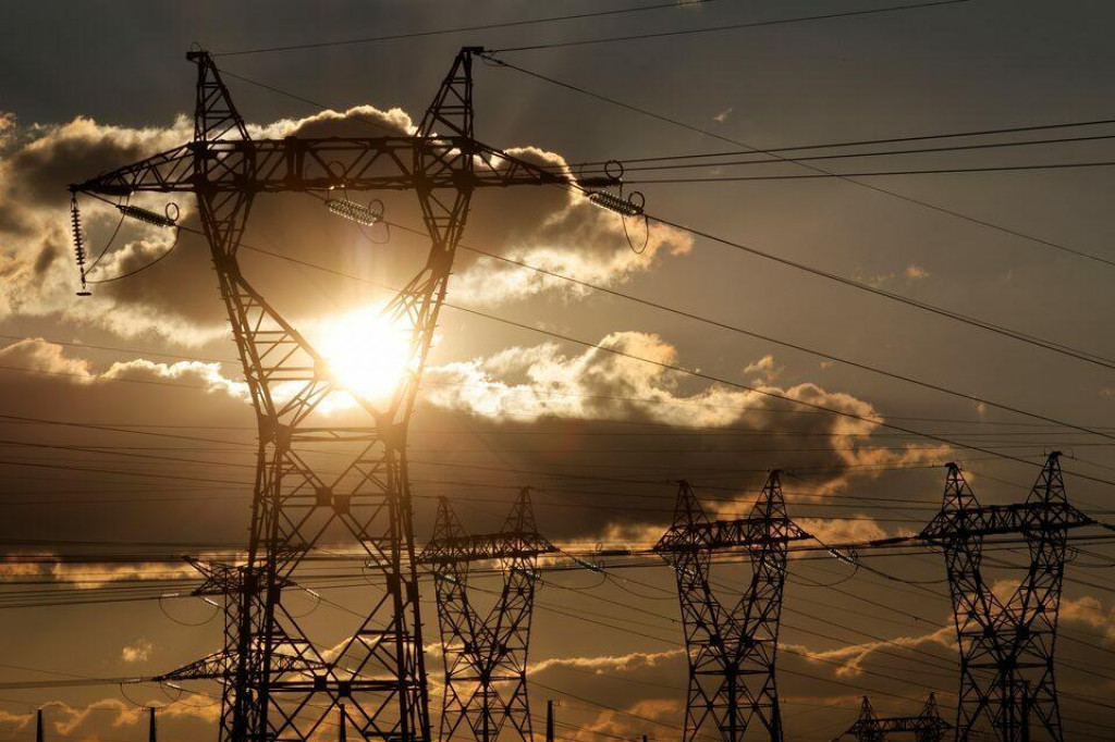 Podľa n&aacute;vrhu by elektrina bola zdanen&aacute; niž&scaron;ou sadzbou ako fos&iacute;lne paliv&aacute;. FOTO: Reuters