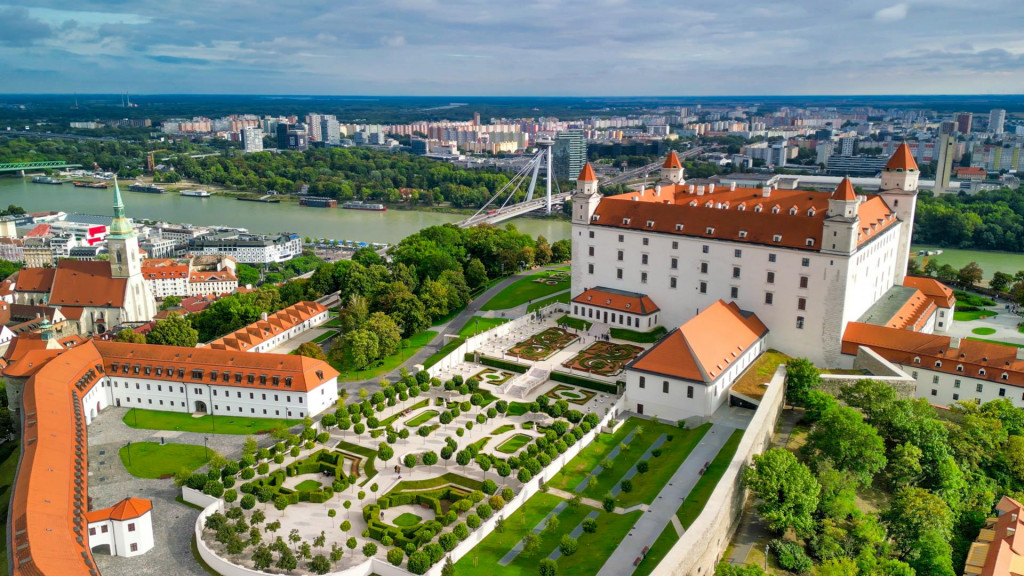 Bratislava m&aacute; st&aacute;le na Slovensku najdrah&scaron;ie nehnuteľnosti, no ceny tak aktu&aacute;lne až tak v&yacute;razne nerast&uacute;.

FOTO: Dreamstime