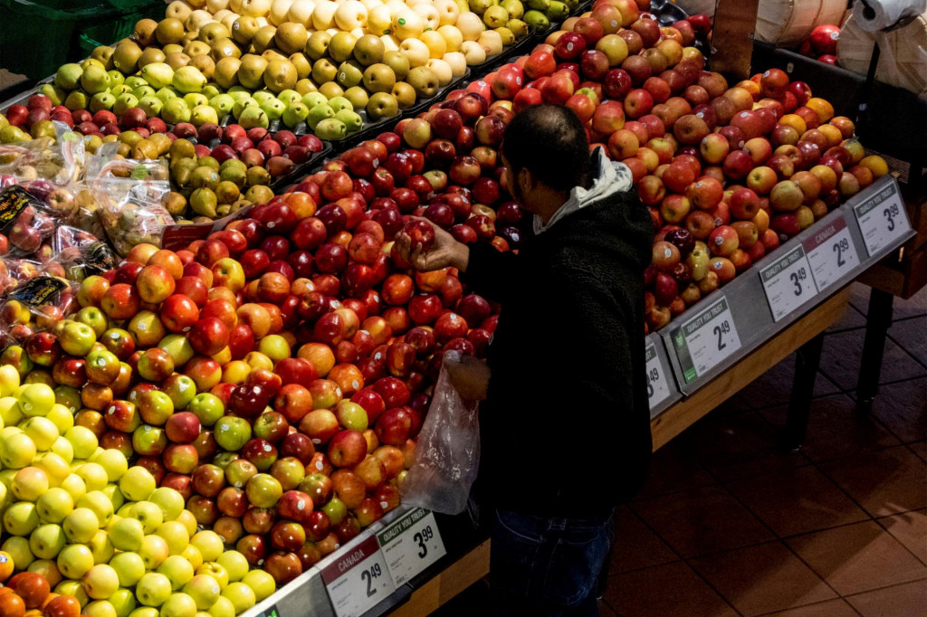 Svetov&yacute; trh s potravinami prin&aacute;&scaron;a pochm&uacute;rne novinky. FOTO: Reuters