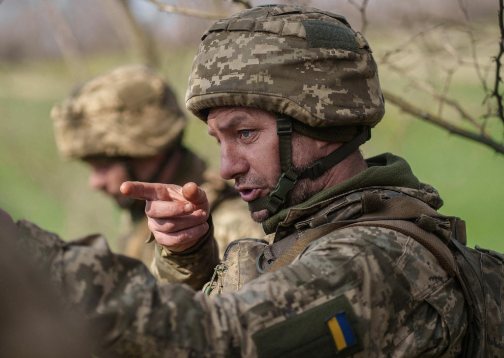 Vojak ukrajinsk&yacute;ch ozbrojen&yacute;ch s&iacute;l sa z&uacute;častňuje vojensk&eacute;ho cvičenia. FOTO: Reuters