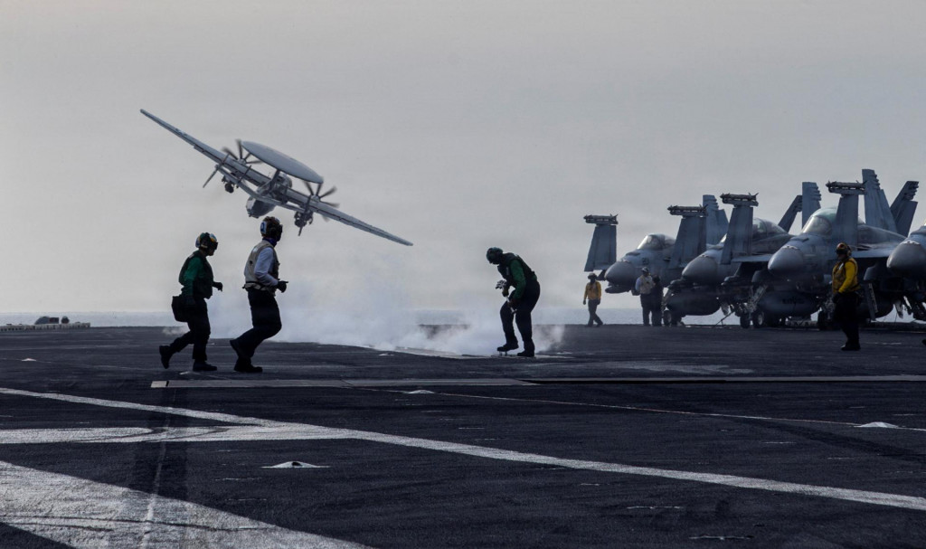 Prieskumn&eacute; lietadlo &scaron;tartuje z lietadlovej lode americk&eacute;ho n&aacute;morn&iacute;ctva USS Abraham Lincoln. FOTO: Reuters/Americk&eacute; n&aacute;morn&iacute;ctvo