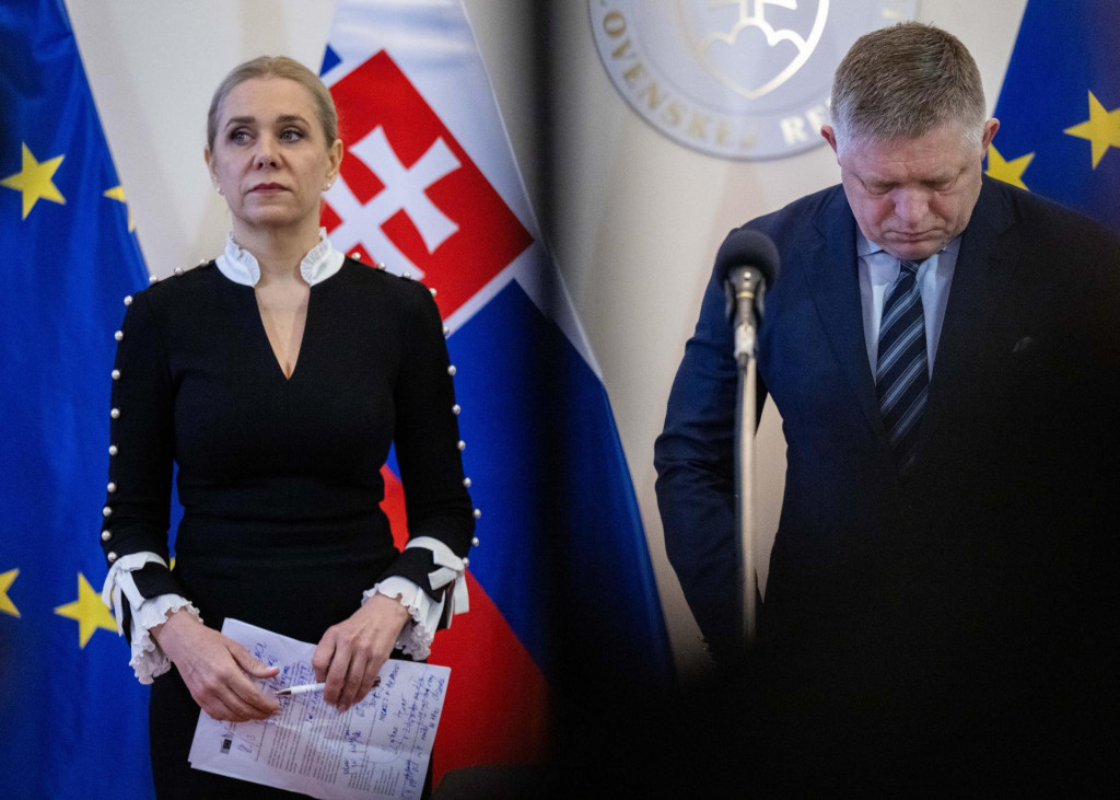 Na sn&iacute;mke ministerka hospod&aacute;rstva Denisa Sakov&aacute; a predseda vl&aacute;dy Robert Fico. FOTO: TASR/Jakub Kotian