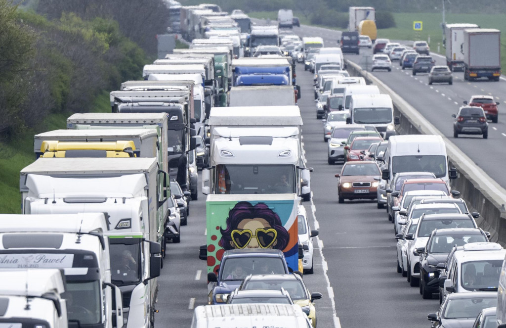 Na sn&iacute;mke z&aacute;pcha na diaľnici D1 smerom zo Senca na Bratislavu v piatok 10. apr&iacute;la 2026 z viaduktu Chorv&aacute;tsky Grob - Bernol&aacute;kovo. FOTO: TASR/Martin Baumann