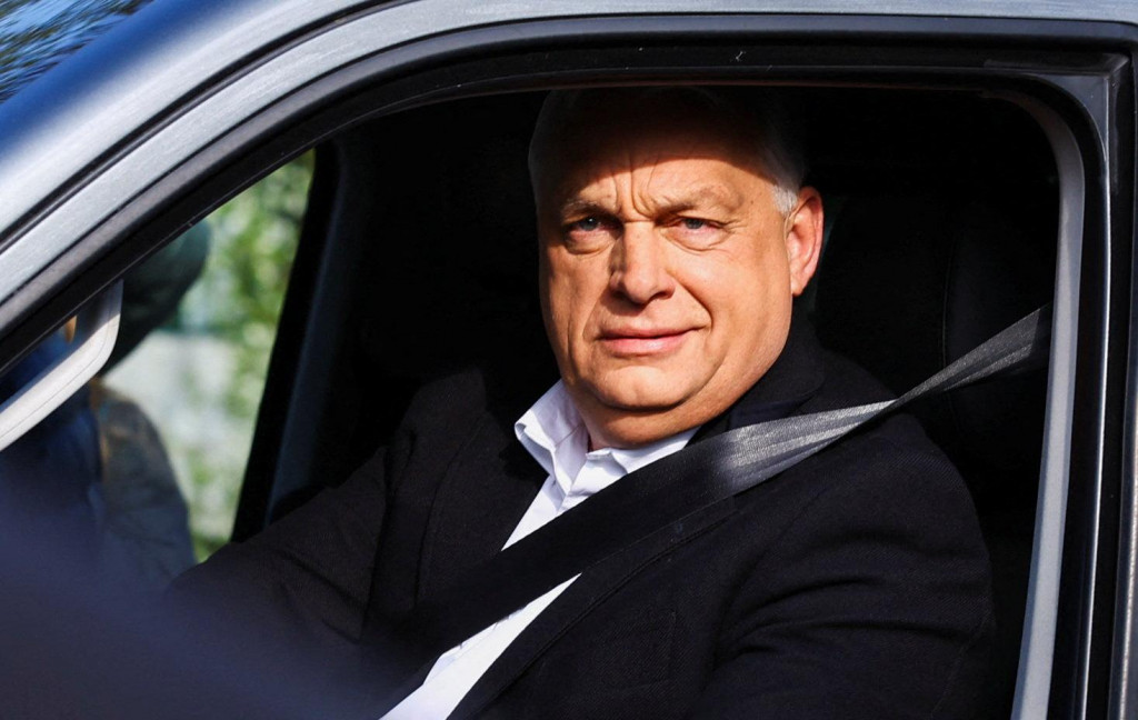 Viktor Orb&aacute;n odch&aacute;dza z volebnej miestnosti v Budape&scaron;ti, kde 12. apr&iacute;la odovzdal svoj volebn&yacute; hlas.