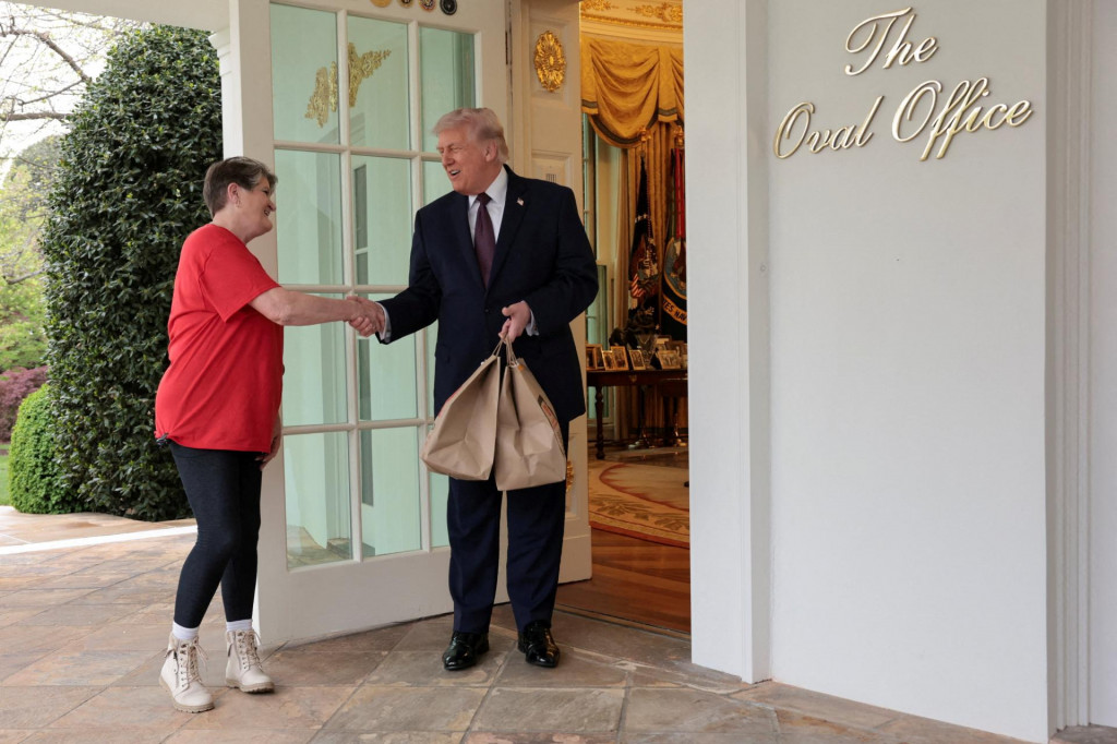Americk&eacute;mu prezidentovi Donaldovi Trumpovi don&aacute;&scaron;aj&uacute; objedn&aacute;vku jedla priamo do Ov&aacute;lnej pracovne, no voliči musia &scaron;etriť.