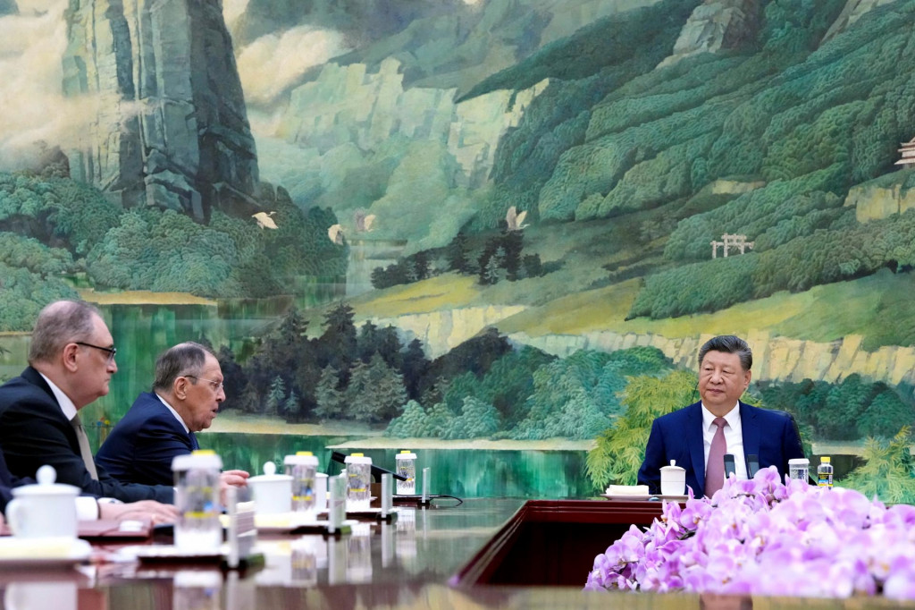 Č&iacute;nsky prezident Si Ťin-pching (vpravo) a rusk&yacute; minister zahraničn&yacute;ch vec&iacute; Sergej Lavrov (druh&yacute; zľava) počas stretnutia v Pekingu v stredu 15. apr&iacute;la 2026. FOTO: TASR/AP