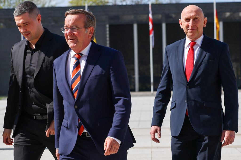 Nemeck&yacute; minister obrany Boris Pistorius, ukrajinsk&yacute; minister obrany Mychajlo Fedorov a britsk&yacute; minister obrany John Healey. FOTO: Reuters