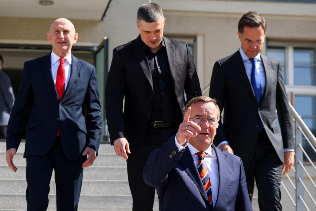 Nemeck&yacute; minister obrany Boris Pistorius, ukrajinsk&yacute; minister obrany Mychajlo Fedorov, britsk&yacute; minister obrany John Healey a gener&aacute;lny tajomn&iacute;k NATO Mark Rutte. FOTO: Reuters