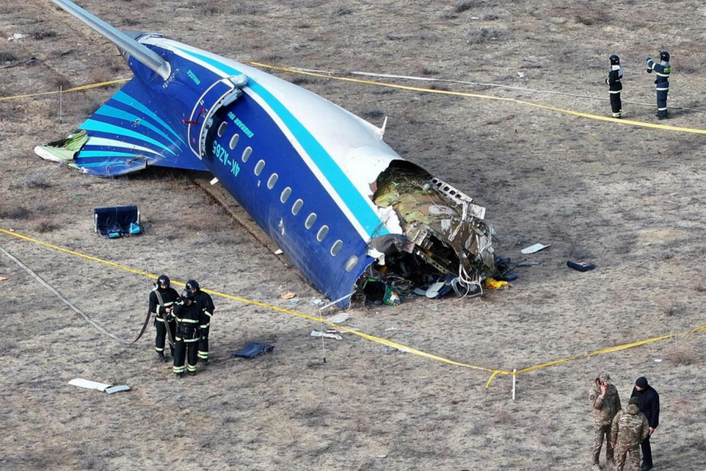 Pohľad z dronu ukazuje n&uacute;dzov&yacute;ch &scaron;pecialistov pracuj&uacute;cich na mieste hav&aacute;rie osobn&eacute;ho lietadla Azerbajdžansk&yacute;ch aerol&iacute;ni&iacute; neďaleko mesta Aktau v Kazachstane. FOTO: Reuters