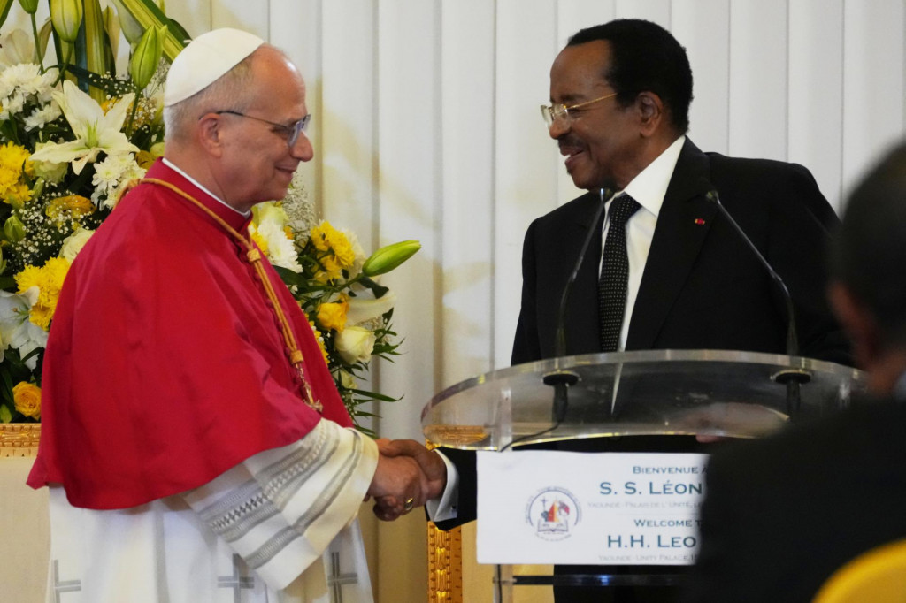Kamerunsk&yacute; prezident Paul Biya (vpravo) a p&aacute;pež Lev XIV. si pod&aacute;vaj&uacute; ruky počas stretnutia s predstaviteľmi &scaron;t&aacute;tnej spr&aacute;vy, občianskej spoločnosti a diplomatick&eacute;ho zboru v hlavnom meste Kamerunu Yaound&eacute;. FOTO: TASR/AP