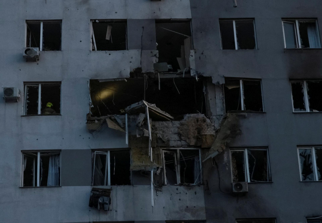 Bytov&yacute; dom zasiahnut&yacute; &uacute;tokom rusk&eacute;ho dronu v Odese. FOTO: Reuters