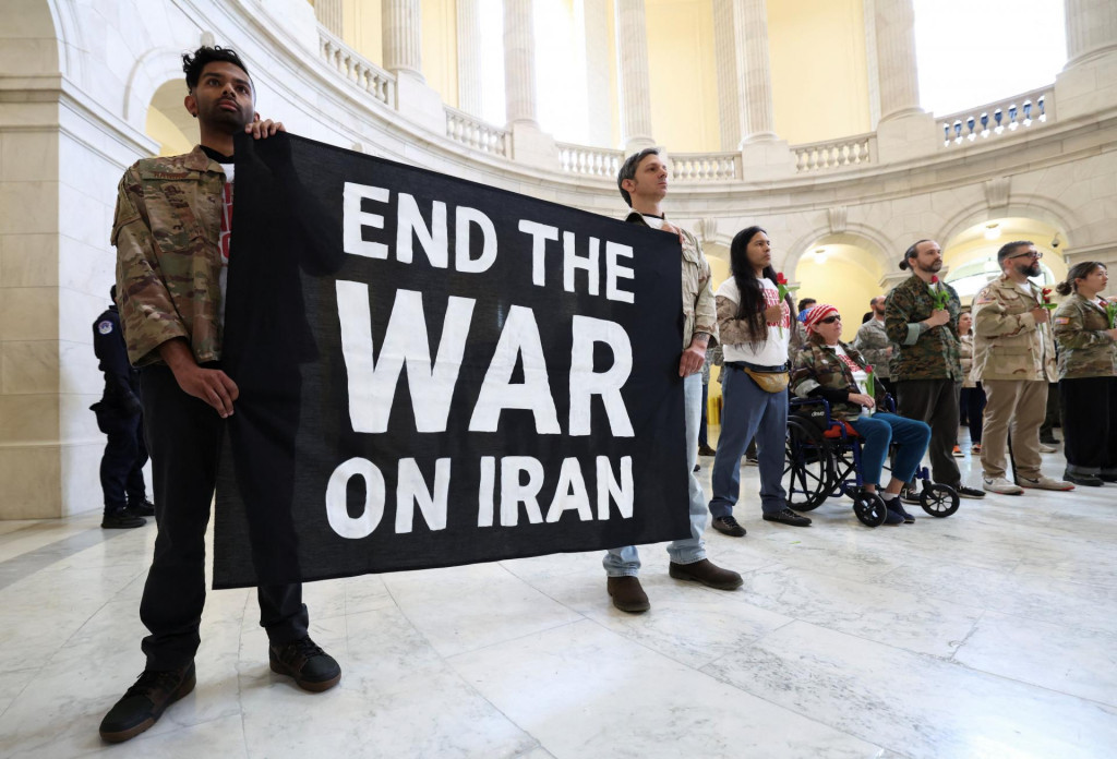 Americk&iacute; vojnov&iacute; veter&aacute;ni a pr&iacute;buzn&iacute; vojakov 20. apr&iacute;la protestovali proti vojne v Ir&aacute;ne priamo vo washingtonskom Kapitole.  FOTO: Reuters
