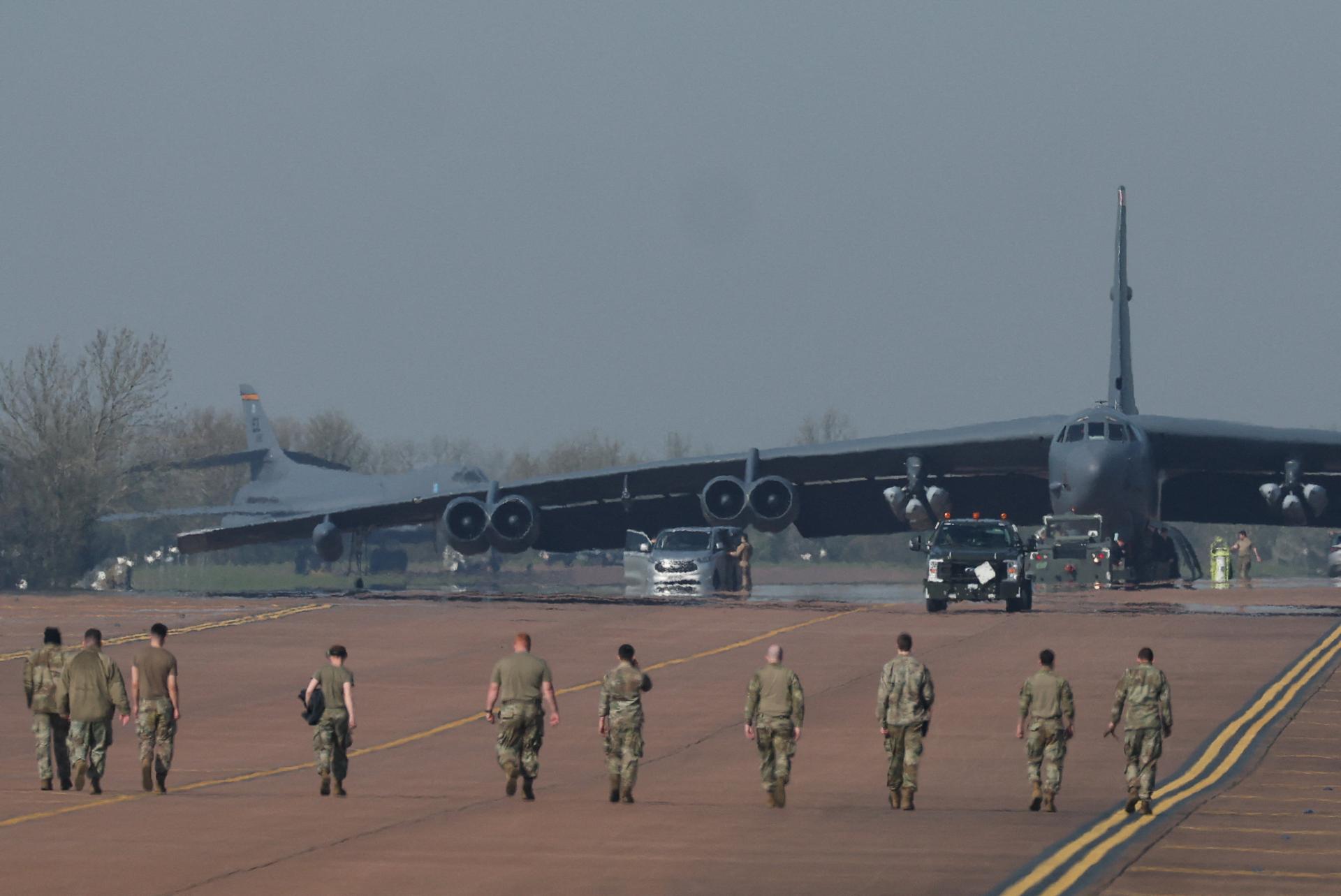 Americkí letci hltali lieky, aby zostali bdelí. Kvôli zákazu preletu nad Európou