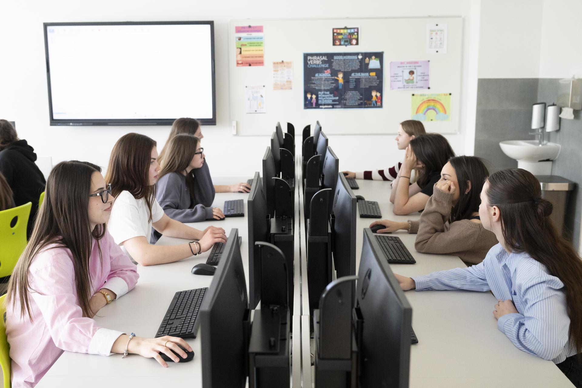 KDH si z témy ePrihlášky vytĺka politické body, systém funguje stabilne, reaguje rezort školstva