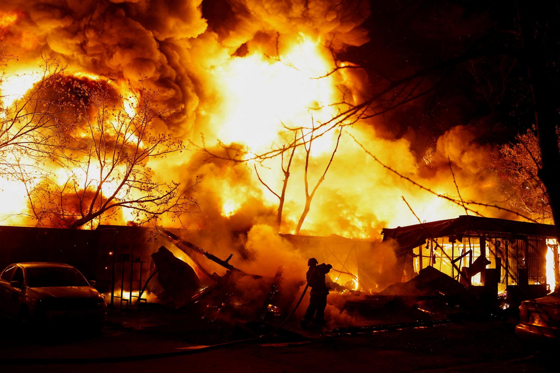 Masívne nočné ruské nálety na Ukrajine si vyžiadali najmenej tri obete, Poľsko vyslalo stíhačky